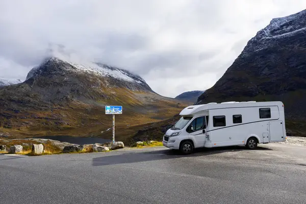 Campercamper Herfst Trollstigen Road Zuid Noorwegen Stockfoto