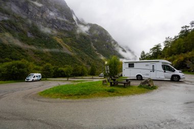 Norveç 'in güneyinde, Briksdal Buzul Vadisi' nde karavan kampçısı..
