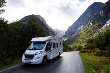 Norveç 'in güneyinde, Briksdal Buzul Vadisi' nde karavan kampçısı..