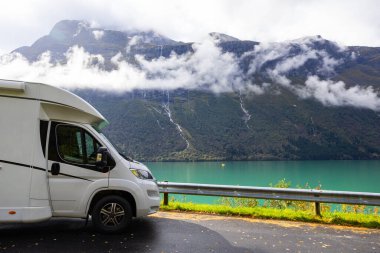 Norveç 'in güneyindeki Lovatnet Gölü Vadisi' nde karavan kampçısı.