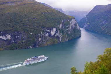 Geiranger 'de sonbahar manzarası. Fiord vadisi, Güney Norveç, Avrupa