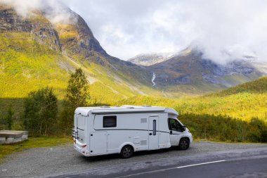 Norveç 'in güneyindeki Trollstigen Yolu' nda sonbaharda karavan kampı.