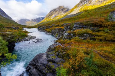 Norveç 'in güneyindeki Trollstigen yolunda sonbahar manzarası