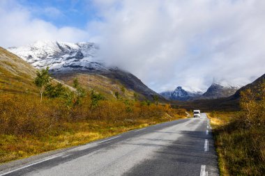 Norveç 'in güneyindeki Trollstigen Yolu' nda sonbaharda karavan kampı.