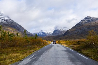 Norveç 'in güneyindeki Trollstigen Yolu' nda sonbaharda karavan kampı.