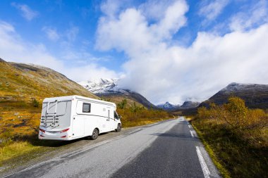 Norveç 'in güneyindeki Trollstigen Yolu' nda sonbaharda karavan kampı.