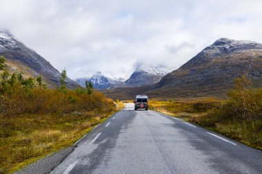 Norveç 'in güneyindeki Trollstigen Yolu' nda sonbaharda karavan kampı.