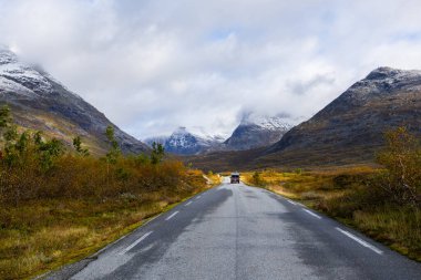 Norveç 'in güneyindeki Trollstigen Yolu' nda sonbaharda karavan kampı.