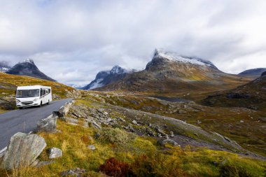 Norveç 'in güneyindeki Trollstigen Yolu' nda sonbaharda karavan kampı.