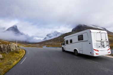 Norveç 'in güneyindeki Trollstigen Yolu' nda sonbaharda karavan kampı.