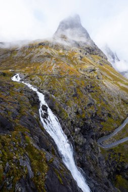 Norveç 'in güneyindeki Trollstigen yolunda sonbahar manzarası