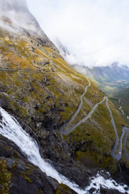 Norveç 'in güneyindeki Trollstigen yolunda sonbahar manzarası