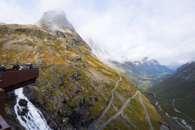 Norveç 'in güneyindeki Trollstigen yolunda sonbahar manzarası