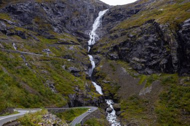 Norveç 'in güneyindeki Trollstigen Yolu' nda sonbaharda karavan kampı.