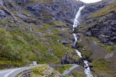 Norveç 'in güneyindeki Trollstigen Yolu' nda sonbaharda karavan kampı.