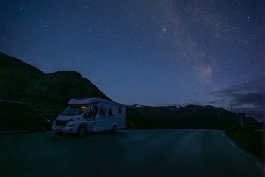 Miky yolu sonbaharda Güney Norveç 'te Trollstigen yolunda