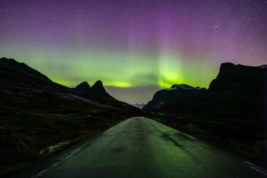 Kuzey ışıkları sonbaharda Güney Norveç 'te Trollstigen yolunda