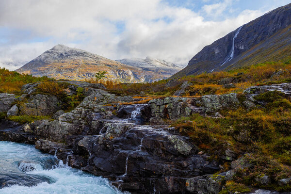 Осенний пейзаж на дороге Тролльстиген на юге Норвегии