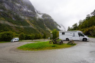 Norveç 'in güneyinde, Briksdal Buzul Vadisi' nde karavan kampçısı..