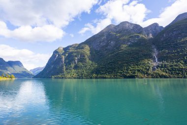 Güney Norveç 'teki Briksdalbreen Buzul Vadisi' nde sonbahar manzarası. Avrupa.