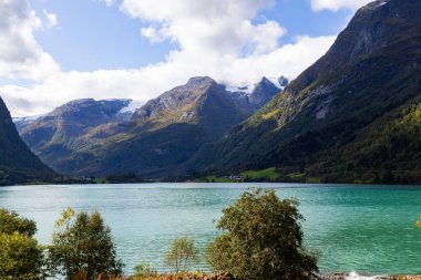 Güney Norveç 'teki Briksdalbreen Buzul Vadisi' nde sonbahar manzarası. Avrupa.
