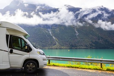 Norveç 'in güneyindeki Lovatnet Gölü Vadisi' nde karavan kampçısı.