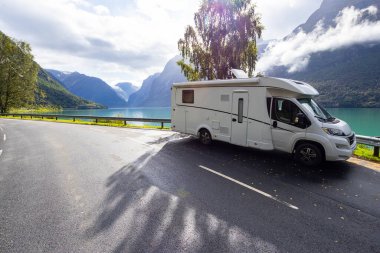 Norveç 'in güneyindeki Lovatnet Gölü Vadisi' nde karavan kampçısı.