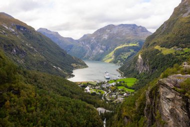 Geiranger 'de sonbahar manzarası. Fiord vadisi, Güney Norveç, Avrupa