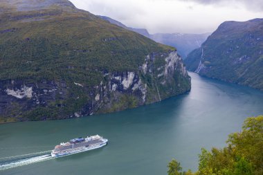 Geiranger 'de sonbahar manzarası. Fiord vadisi, Güney Norveç, Avrupa