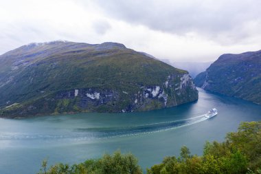 Geiranger 'de sonbahar manzarası. Fiord vadisi, Güney Norveç, Avrupa