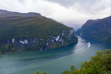 Geiranger 'de sonbahar manzarası. Fiord vadisi, Güney Norveç, Avrupa