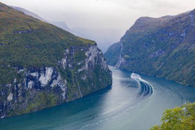 Geiranger 'de sonbahar manzarası. Fiord vadisi, Güney Norveç, Avrupa