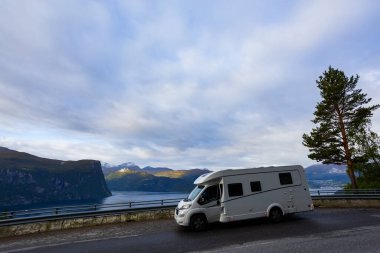 Avrupa 'da, Norveç' in güneyindeki Bergen 'den Alesund yoluna giden bir karavan kampçısı.