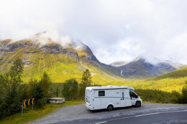 Norveç 'in güneyindeki Trollstigen Yolu' nda sonbaharda karavan kampı.