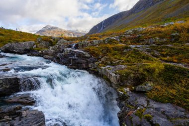 Norveç 'in güneyindeki Trollstigen yolunda sonbahar manzarası