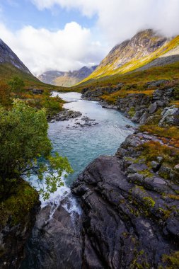Norveç 'in güneyindeki Trollstigen yolunda sonbahar manzarası