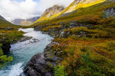 Norveç 'in güneyindeki Trollstigen yolunda sonbahar manzarası