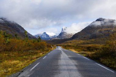 Norveç 'in güneyindeki Trollstigen yolunda sonbahar manzarası