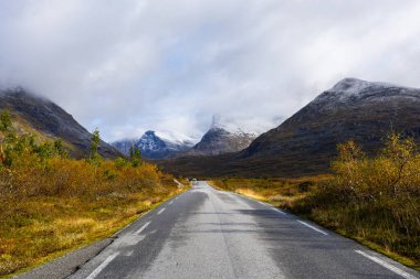 Norveç 'in güneyindeki Trollstigen yolunda sonbahar manzarası