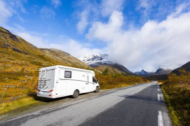Norveç 'in güneyindeki Trollstigen Yolu' nda sonbaharda karavan kampı.