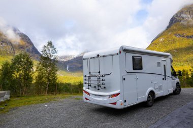 Norveç 'in güneyindeki Trollstigen Yolu' nda sonbaharda karavan kampı.