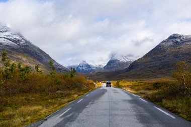 Norveç 'in güneyindeki Trollstigen Yolu' nda sonbaharda karavan kampı.