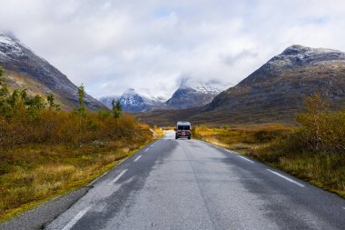 Norveç 'in güneyindeki Trollstigen Yolu' nda sonbaharda karavan kampı.