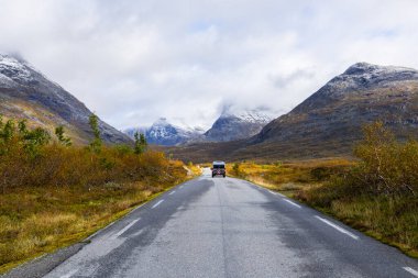 Norveç 'in güneyindeki Trollstigen Yolu' nda sonbaharda karavan kampı.