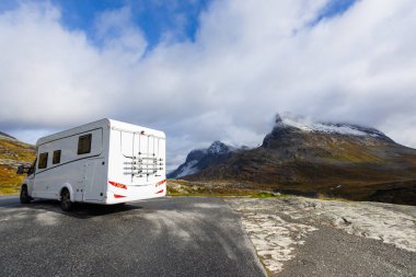 Norveç 'in güneyindeki Trollstigen Yolu' nda sonbaharda karavan kampı.