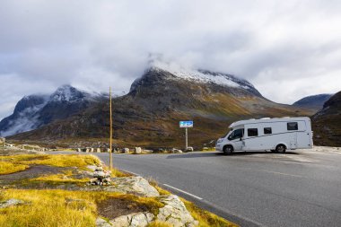 Norveç 'in güneyindeki Trollstigen Yolu' nda sonbaharda karavan kampı.