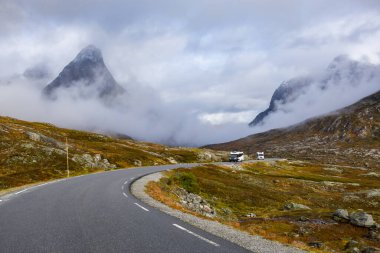 Norveç 'in güneyindeki Trollstigen yolunda sonbahar manzarası