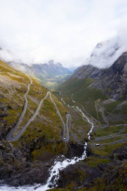 Norveç 'in güneyindeki Trollstigen yolunda sonbahar manzarası