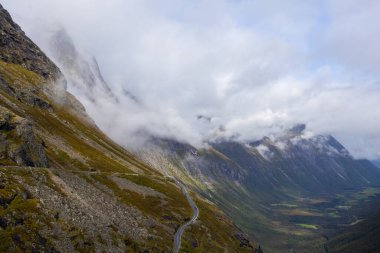Norveç 'in güneyindeki Trollstigen yolunda sonbahar manzarası