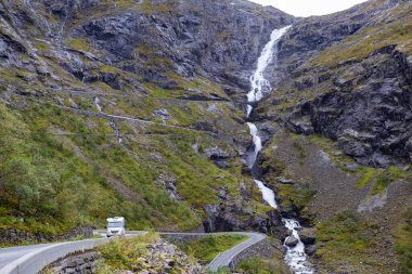 Norveç 'in güneyindeki Trollstigen Yolu' nda sonbaharda karavan kampı.